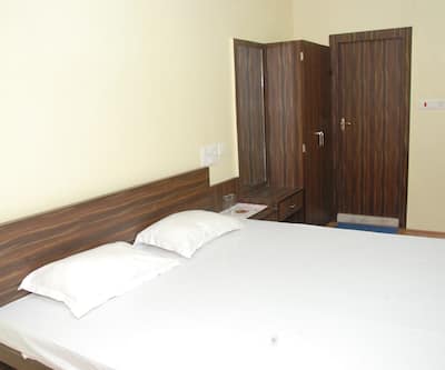 https://imgcld.yatra.com/ytimages/image/upload/t_hotel_yatra_city_desktop/v1407825554/Domestic Hotels/Hotels_Kolkata/Monovilla Inn/Double Deluxe Room ac.jpg